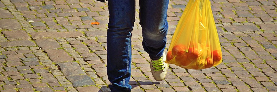 La CNMC propone crear un impuesto a las bolsas de plástico en lugar de fijar un precio por ellas