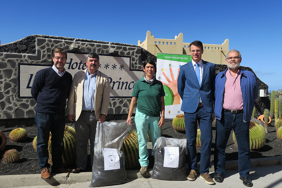 Entrega del primer compost obtenido a partir de la separación de residuos en el Hotel La Palma & Teneguía Princess