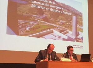 Mikel Huizi, director general de Zabalgarbi, a la derecha, durante su intervención