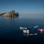 Gigantescos objetos de plástico en aguas de Baleares contra la contaminación del Mediterráneo