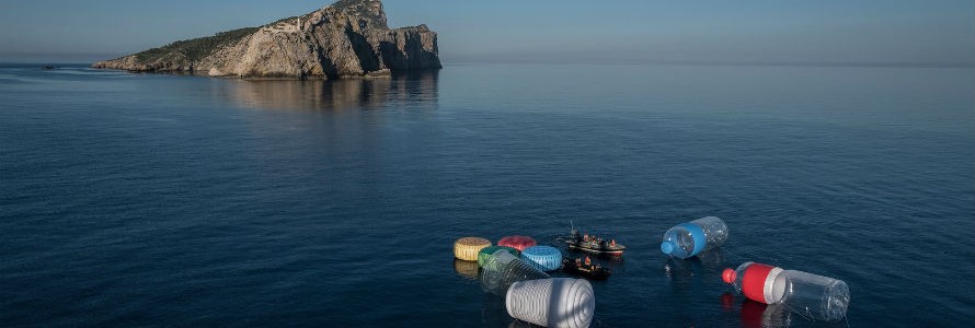 Gigantescos objetos de plástico en aguas de Baleares contra la contaminación del Mediterráneo