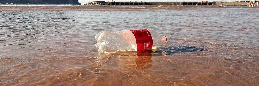 La mitad de la basura que llega a las playas europeas son productos plásticos de un solo uso