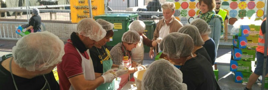 La iniciativa #ZgzNoTiraComida repartió 5.000 raciones contra el desperdicio de alimentos