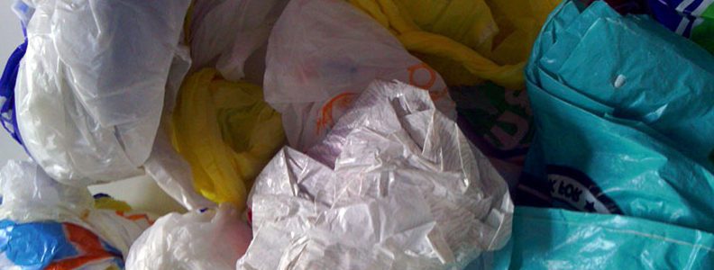 Reciclan bolsas de plástico usadas como componentes de baterías