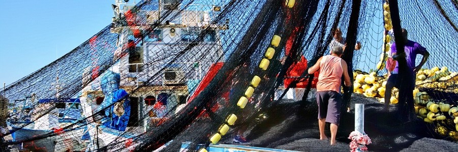 Pescadores comprometidos con la recogida de basuras marinas