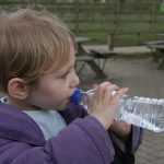 Los productores de agua envasada consideran discriminatoria la futura ley de residuos de Navarra