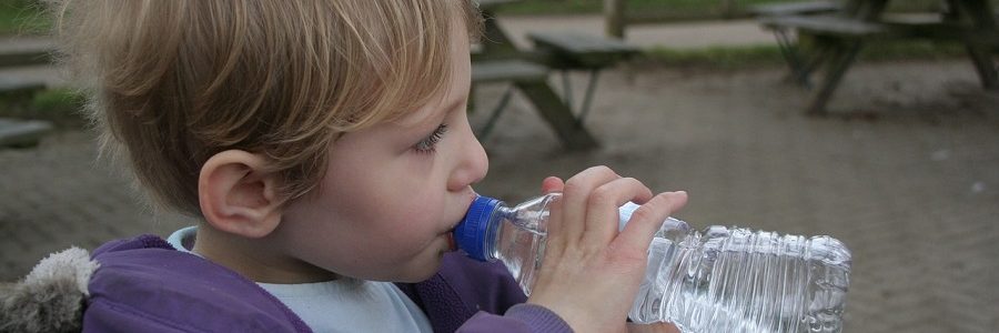 Los productores de agua envasada consideran discriminatoria la futura ley de residuos de Navarra
