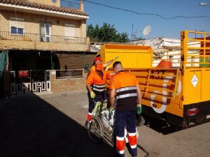Recogida de material de puntos de acopio de chatarra ilegales en Sevilla