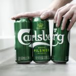Carlsberg elimina las anillas de plástico de sus latas de cerveza para reducir los residuos