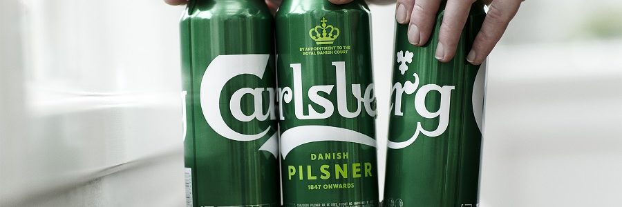 Carlsberg elimina las anillas de plástico de sus latas de cerveza para reducir los residuos