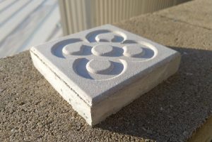 Baldosa de hormigón fabricado con residuos de impresión 3D
