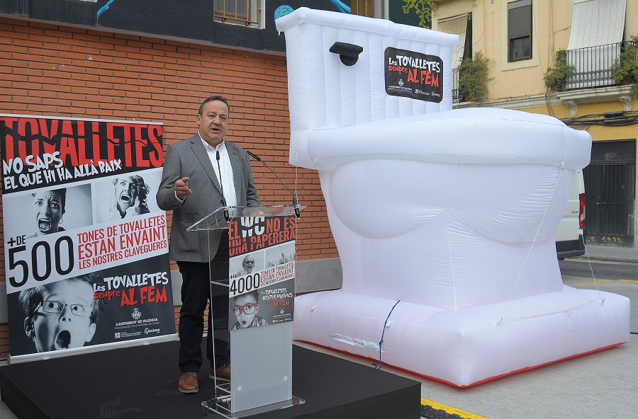Una campaña en Valencia alerta del problema de las toallitas tiradas al inodoro