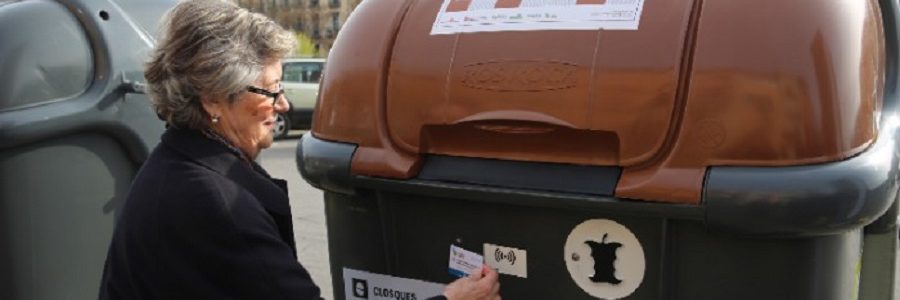 Girona empieza a identificar a los usuarios de los contenedores de residuos urbanos