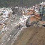 Denuncian el entierro de residuos de construcción en una cantera inundada de Lugo