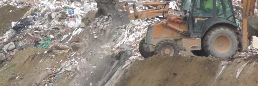 Denuncian el entierro de residuos de construcción en una cantera inundada de Lugo