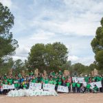 Trabajadores del sector de los plásticos recogen residuos en un parque natural de Valencia