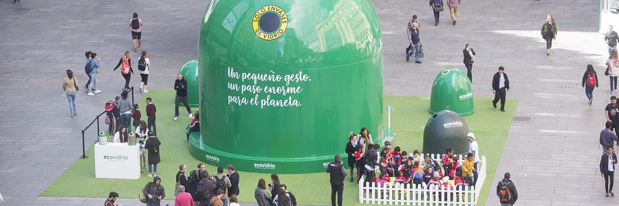 Un contenedor de 8 metros de altura para concienciar sobre el reciclaje de envases de vidrio