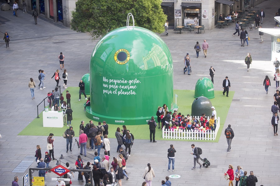Ecovidrio instala en Madrid el contenedor de reciclaje más grande del mundo