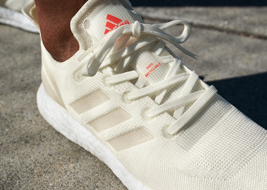 Adidas el círculo con una zapatilla deportiva 100%