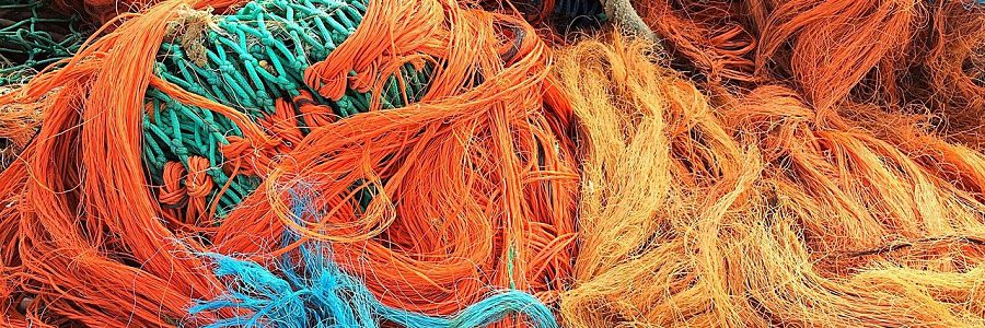 Redes de pesca y residuos plásticos recuperados del mar para reciclarlos como fibras textiles