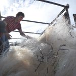 Un proyecto recoge para su reciclaje cien toneladas de redes de pesca en las costas de Chile