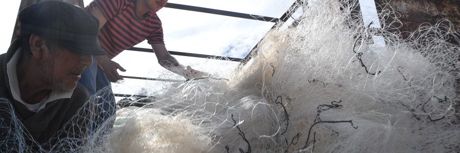Un proyecto recoge para su reciclaje cien toneladas de redes de pesca en las costas de Chile