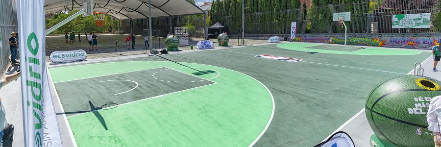 Madrid estrena una pista de baloncesto de vidrio reciclado