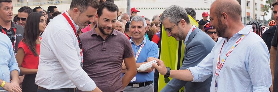 El alcalde de Cullera y el presidente de la Diputación de Valencia apoyan el reciclaje de bombillas en la salida de la Vuelta Ciclista