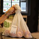 Carrefour lanza una malla de algodón como alternativa a las bolsas de plástico en sus fruterías