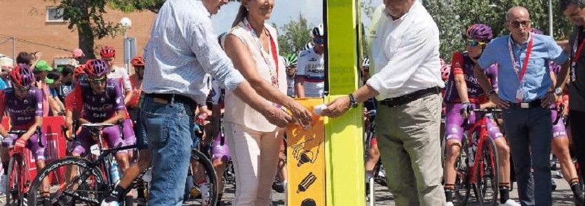 La alcaldesa de Valls y el conseller de Educación apoyan el reciclaje de bombillas en la salida de la Vuelta Ciclista