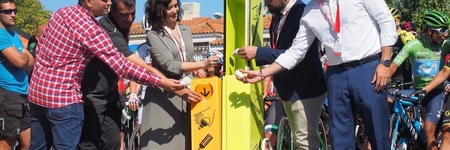 Díaz Ayuso e Iñaki Aguado apoyan el reciclaje de bombillas en la salida de la Vuelta Ciclista
