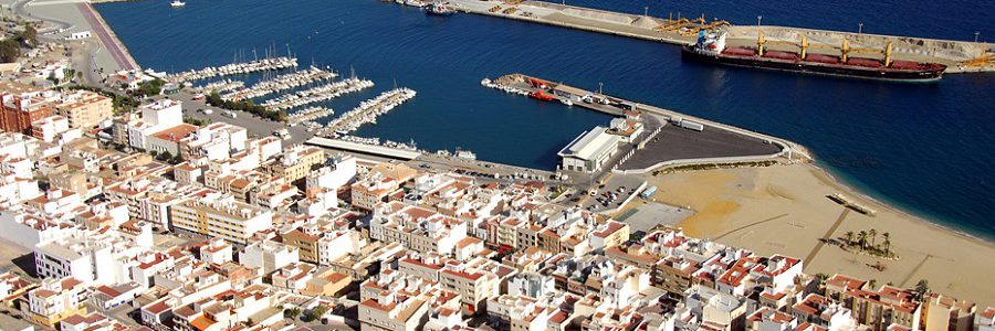 La Junta de Andalucía controlará las emisiones de gases y residuos generados por los barcos