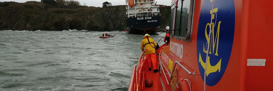 Fomento solicita al armador del Blue Star la extracción del combustible y el rescate del buque siniestrado en la ría de Ares (A Coruña)