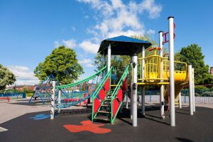 Uso de polvo de neumáticos en un parque infantil