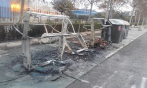 Contenedores quemados en Valencia