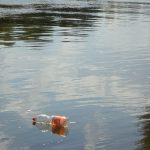 Los ríos Llobregat y Besòs vierten media tonelada de residuos plásticos al Mediterráneo cada año
