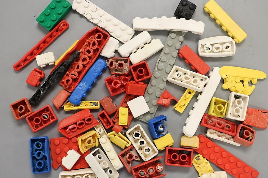 Analizan el tiempo de degradación de las piezas de LEGO en el mar