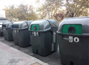 Iniciativa solidaria para bajar la basura a personas mayores o en cuarentena durante la alerta por el coronavirus