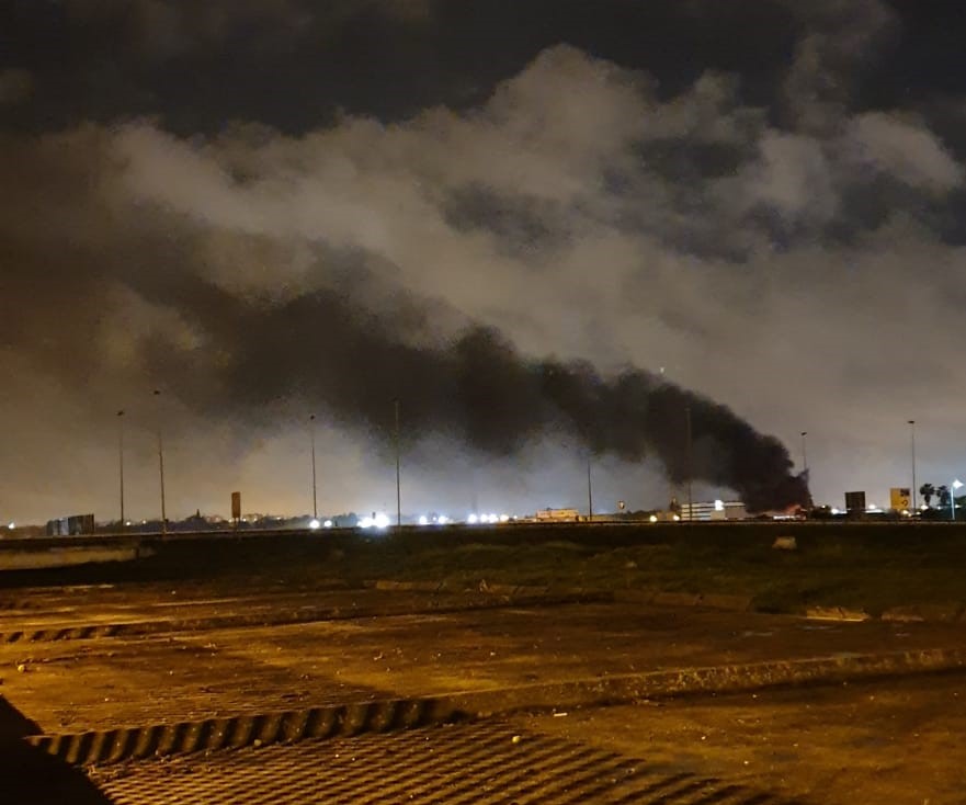 Denuncian la incineración de residuos tóxicos en un polígono de Sevilla