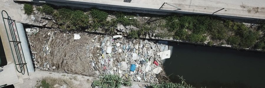 Las acequias de la Vega Baja del Segura acumulan más residuos urbanos que agrícolas