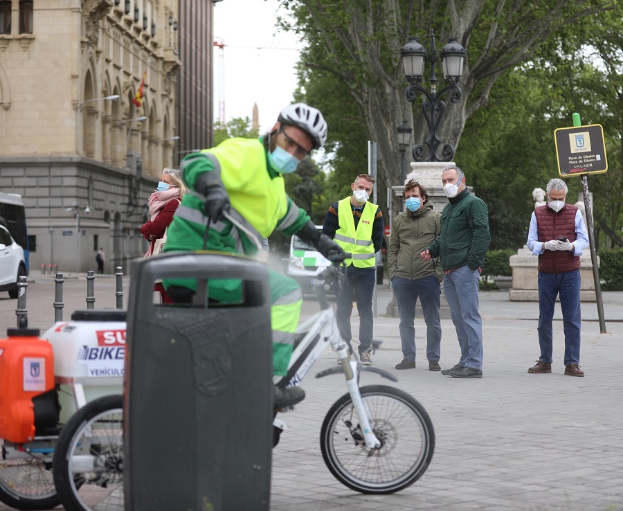 Desinfección de papeleras en Madrid con un triciclo eléctrico