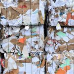 Los hogares reciclan más papel que nunca, pero el volumen de recogida cae por el parón comercial