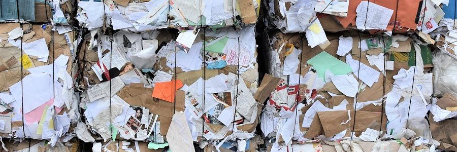 Los hogares reciclan más papel que nunca, pero el volumen de recogida cae por el parón comercial