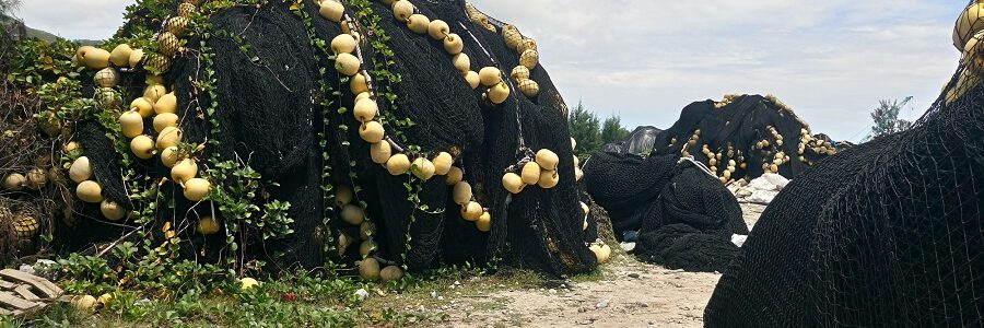 Redes de pesca convertidas en mochilas: un proyecto vasco da una segunda vida a los residuos marinos