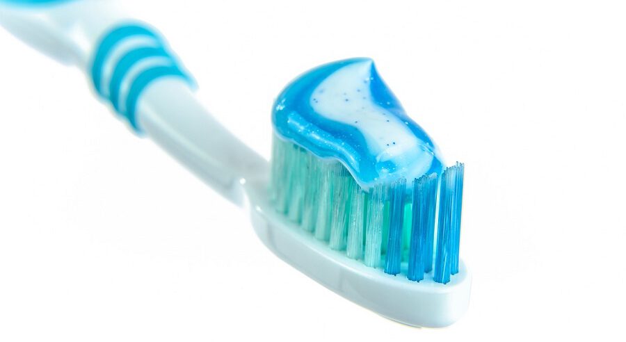 pasta de dientes con microplásticos
