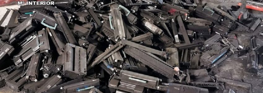 La Guardia Civil halla 5.000 toneladas de tóneres de impresión usados en un almacén clandestino en Murcia