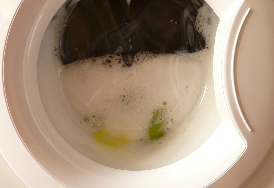 Los microplásticos generados al lavar la ropa también terminan en sistemas terrestres