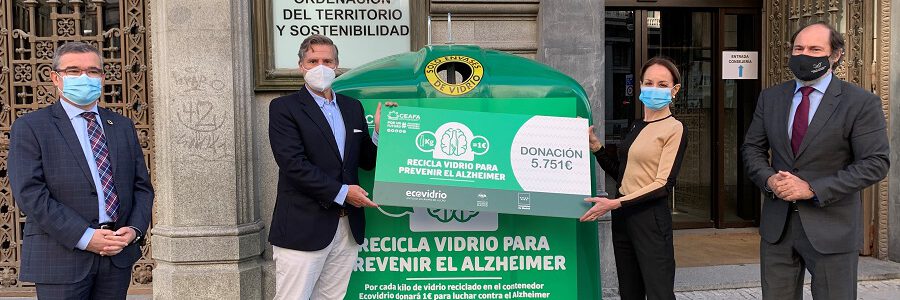 Casi 6.000 euros para luchar contra el Alzheimer gracias al reciclado de vidrio