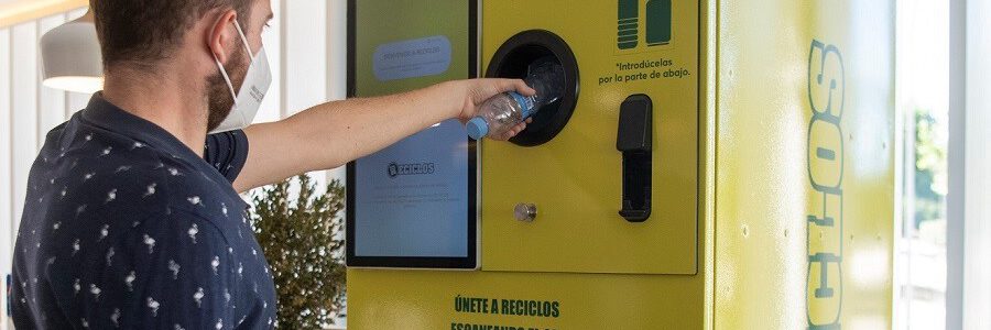 Ecoembes instalará este año más de cien máquinas que recompensan el reciclaje apoyando iniciativas medioambientales