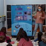 Instalan en un colegio de Getxo (Bizkaia) un contenedor inteligente que premia el reciclaje de residuos electrónicos